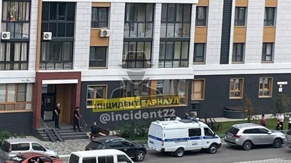 В Барнауле молодой человек упал с четвертого этажа и разбился, когда протирал окна В Барнауле молодой человек упал с четвертого этажа и разбился, когда протирал окна