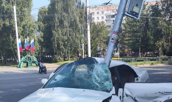 В Барнауле в результате ДТП иномарка врезалась в светофор