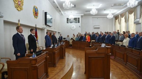 В Алтайском Заксобрании предложили начинать сессии парламента с гимна РФ В Алтайском Заксобрании предложили начинать сессии парламента с гимна РФ