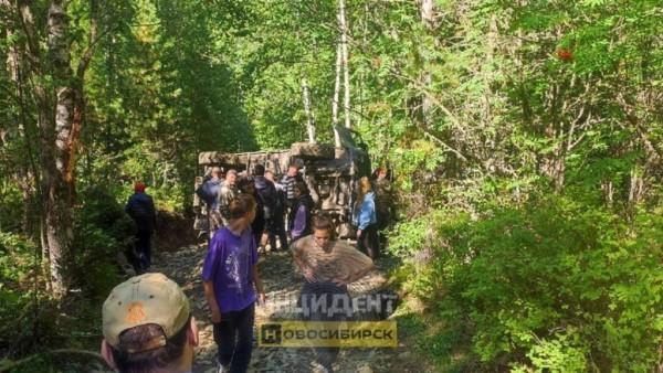 В Республике Алтай перевернулся грузовик с туристами В Республике Алтай перевернулся грузовик с туристами