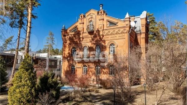 Четырехэтажный дворец продают в Барнауле рядом с Авальманом за 60 млн рублей Четырехэтажный дворец продают в Барнауле рядом с Авальманом за 60 млн рублей