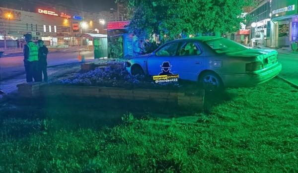 В Барнауле автомобиль залетел в цветочную клумбу В Барнауле автомобиль залетел в цветочную клумбу