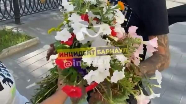 В Барнауле парень с девушкой нарвали цветов с городской клумбы В Барнауле парень с девушкой нарвали цветов с городской клумбы