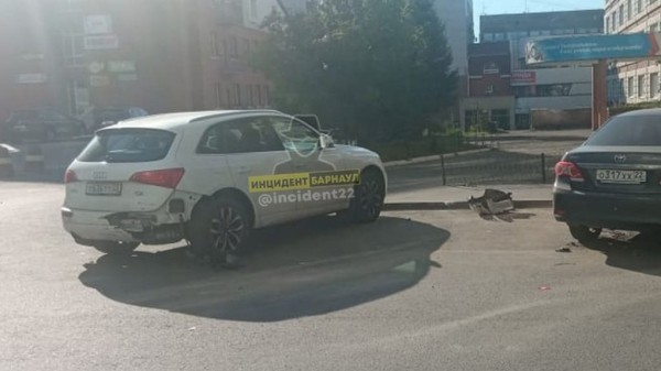 Барнаульский мотоциклист-трюкач въехал в припаркованный автомобиль