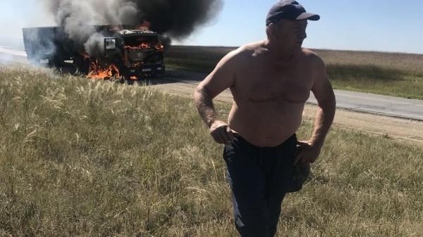 По дороге из Усть-Калманки в Приозерное загорелась фура с зерном