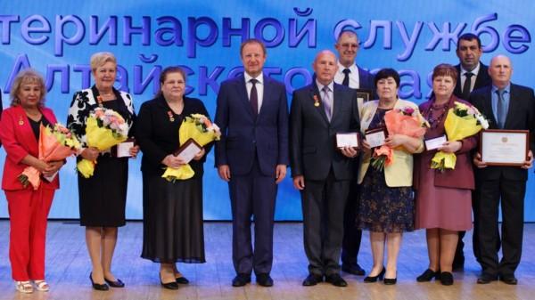 Виктор Томенко поздравил работников ветеринарной службы с профессиональным праздником