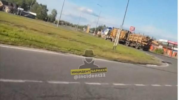 На алтайской трассе бревно вывалилось из лесовоза во время движения