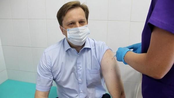 Глава алтайского Минздрава ревакцинируется с помощью препарата «Спутник V» Глава алтайского Минздрава ревакцинируется с помощью препарата «Спутник V»