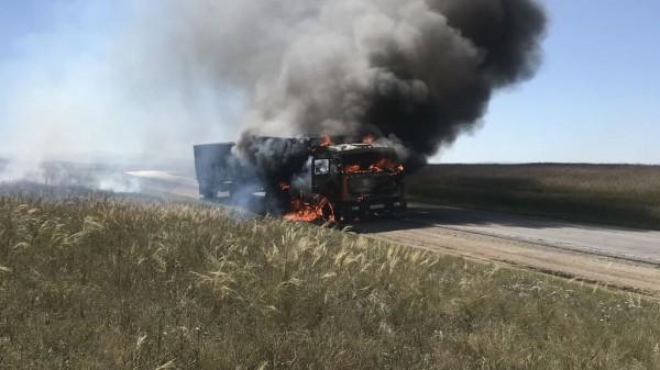 По дороге из Усть-Калманки в Приозерное загорелась фура с зерном