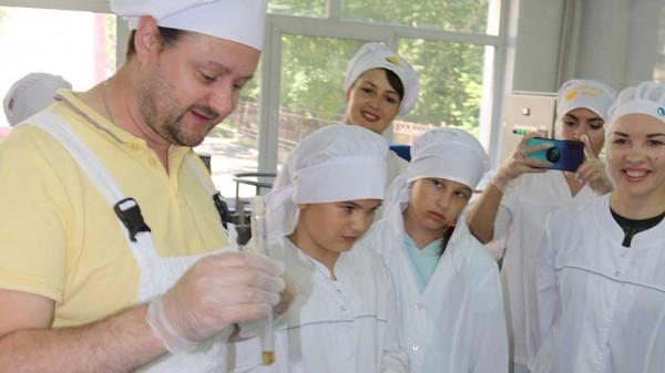 Алтайские журналисты попробовали себя в роли сыроделов Алтайские журналисты попробовали себя в роли сыроделов