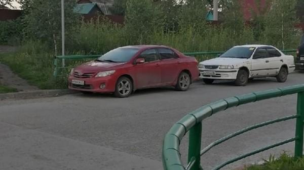 Барнаульцы жалуются на автолюбителей, которые паркуются рядом с пешеходными переходами Барнаульцы жалуются на автолюбителей, которые паркуются рядом с пешеходными переходами