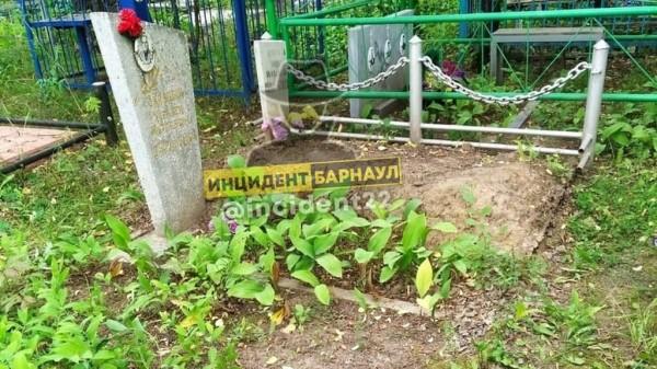 Жительница Барнаула рассказала о воровстве металла с Власихинского кладбища Жительница Барнаула рассказала о воровстве металла с Власихинского кладбища