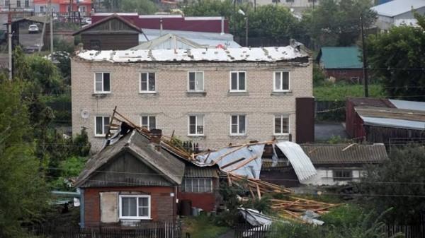 Юрий Матвейко помог жителям многоэтажки в Алейске решить вопрос с новой крышей