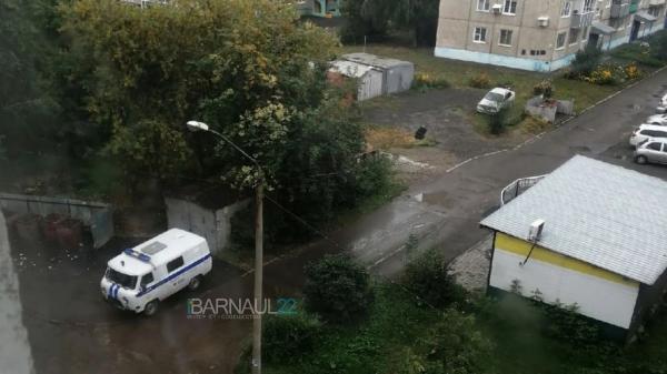В барнаульской многоэтажке обнаружили труп мужчины