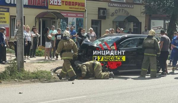 В Рубцовске автомобиль врезался в опору электроосвещения
