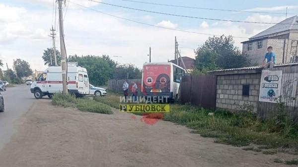 В Рубцовске маршрутка въехала в забор частного дома