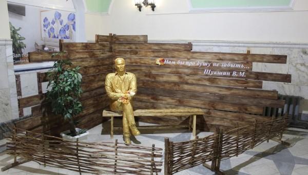 На железнодорожном вокзале Барнаула появилась новая арт-зона с Василием Шукшиным