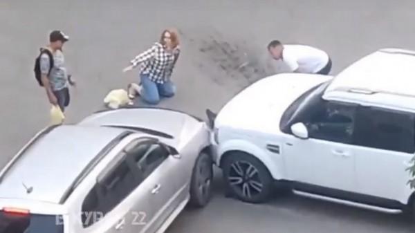 Барнаулец сбил на машине двух пешеходов и врезался в припаркованный автомобиль Барнаулец сбил на машине двух пешеходов и врезался в припаркованный автомобиль