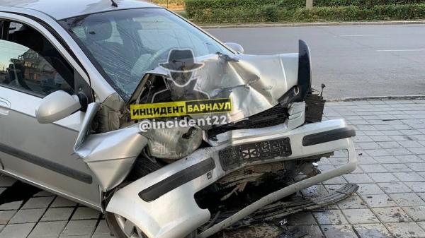 Один из автомобилей, попавших в ДТП в центре Барнаула, врезался в здание Один из автомобилей, попавших в ДТП в центре Барнаула, врезался в здание
