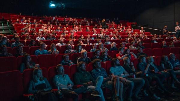 Комедийный фильм о разнице поколений не уходит с российского проката