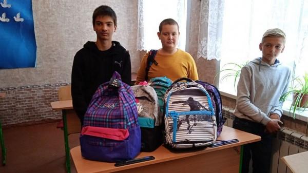 Школьники Славяносербского района ЛНР получили канцелярию из Алтайского края Школьники Славяносербского района ЛНР получили канцелярию из Алтайского края