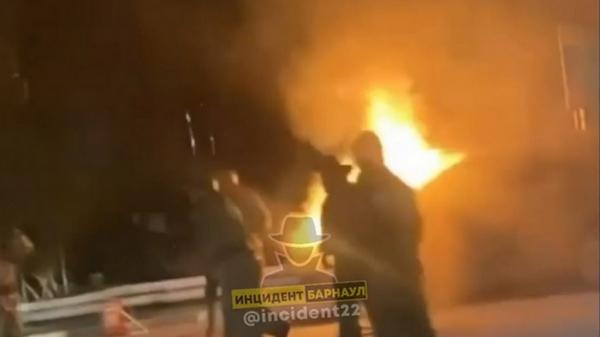 В Новоалтайске на заправке загорелся автомобиль