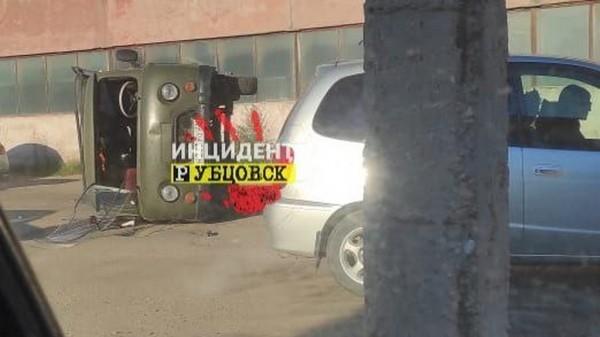 В Рубцовске УАЗ перевернулся на бок посреди проезжей части В Рубцовске УАЗ перевернулся на бок посреди проезжей части
