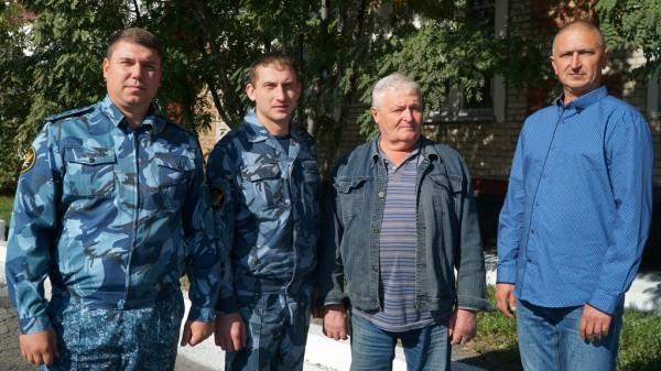 Сотрудники барнаульской исправительной колонии помогли пенсионерке найти сумку в лесу Сотрудники барнаульской исправительной колонии помогли пенсионерке найти сумку в лесу