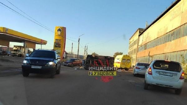 В Рубцовске УАЗ перевернулся на бок посреди проезжей части В Рубцовске УАЗ перевернулся на бок посреди проезжей части