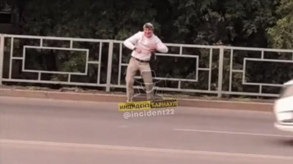 В Барнауле мужчина с бутылкой в руке выскочил на проезжую часть и начал танцевать
