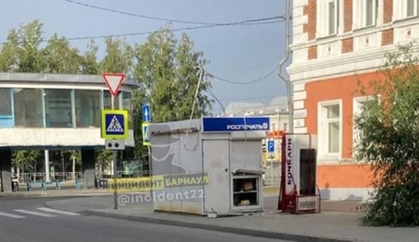 В Барнауле неизвестные взломали газетный киоск и уличный холодильник