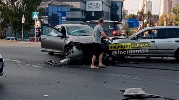 В ДТП на Павловском тракте в Барнауле пострадали сразу пять автомобилей В ДТП на Павловском тракте в Барнауле пострадали сразу пять автомобилей