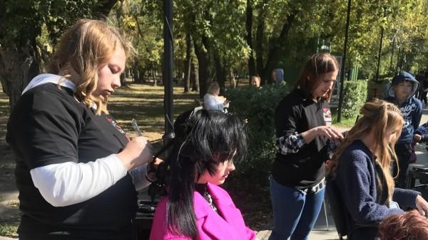 Студенты Барнаула показали свои навыки стрижки и маникюра