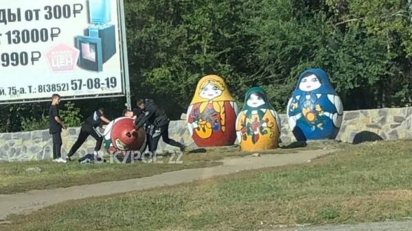 В Барнауле компания молодых людей катала гигантскую матрешку