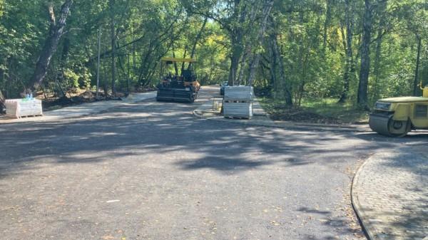 В барнаульском парке &laquo;Юбилейный&raquo; асфальтируют центральную аллею