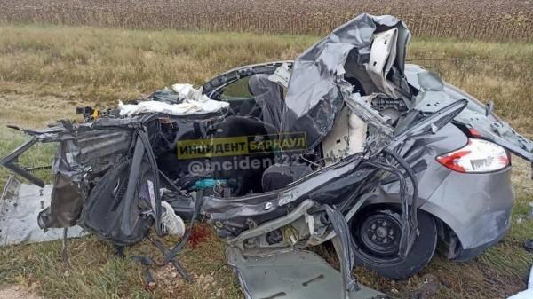 В соцсетях появились кадры смертельной аварии в Поспелихинском районе В соцсетях появились кадры смертельной аварии в Поспелихинском районе