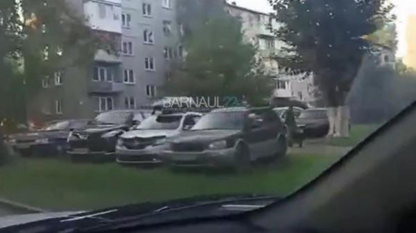 Жители Барнаула пожаловались на автолюбителей, которые паркуются на газоне Жители Барнаула пожаловались на автолюбителей, которые паркуются на газоне