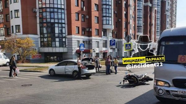 ДТП с мотоциклистом произошло в Барнауле ДТП с мотоциклистом произошло в Барнауле