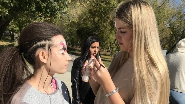 Студенты Барнаула показали свои навыки стрижки и маникюра
