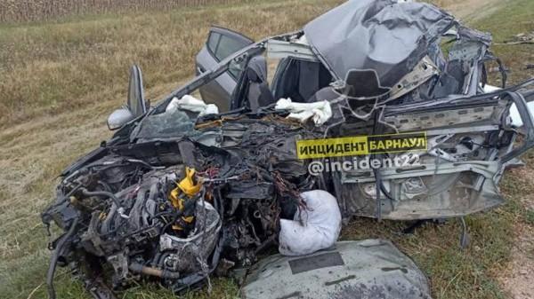 В соцсетях появились кадры смертельной аварии в Поспелихинском районе В соцсетях появились кадры смертельной аварии в Поспелихинском районе