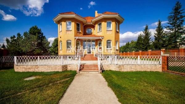 В Барнауле продают коттедж площадью 400 &laquo;квадратов&raquo; за 50 млн рублей