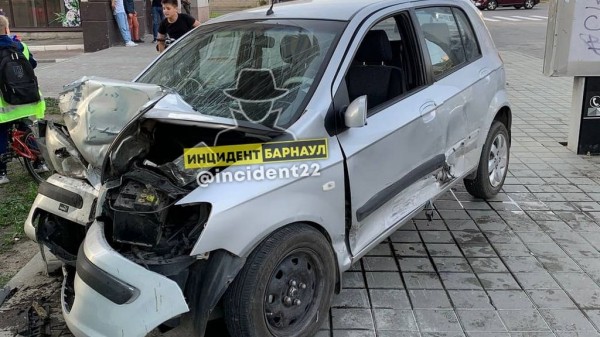 Один из автомобилей, попавших в ДТП в центре Барнаула, врезался в здание Один из автомобилей, попавших в ДТП в центре Барнаула, врезался в здание