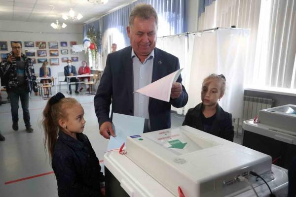 Спикер АКЗС проголосовал на выборах депутатов Барнаульской гордумы Спикер АКЗС проголосовал на выборах депутатов Барнаульской гордумы