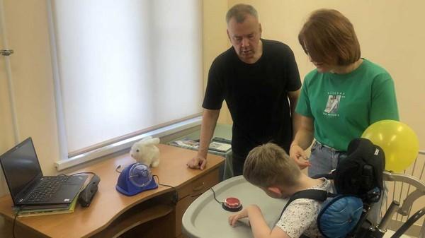В Барнауле появилось оборудование, которое помогает людям с инвалидностью общаться с помощью взгляда В Барнауле появилось оборудование, которое помогает людям с инвалидностью общаться с помощью взгляда