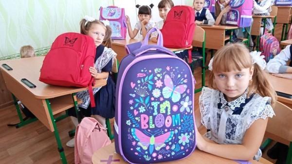 Школьники Славяносербского района ЛНР получили канцелярию из Алтайского края Школьники Славяносербского района ЛНР получили канцелярию из Алтайского края