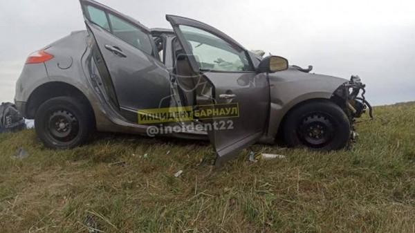В соцсетях появились кадры смертельной аварии в Поспелихинском районе В соцсетях появились кадры смертельной аварии в Поспелихинском районе