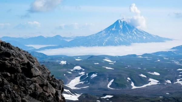 На Камчатке госпитализировали барнаульского гида, пострадавшего при восхождении на Ключевский вулкан