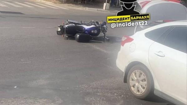 ДТП с мотоциклистом произошло в Барнауле ДТП с мотоциклистом произошло в Барнауле