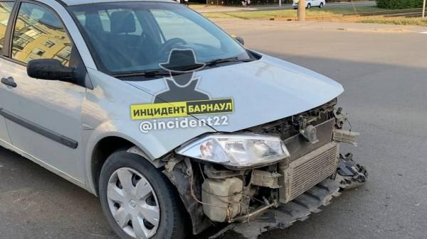 Один из автомобилей, попавших в ДТП в центре Барнаула, врезался в здание Один из автомобилей, попавших в ДТП в центре Барнаула, врезался в здание