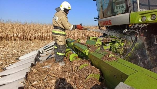 В Алтайском крае во время уборки урожая загорелся комбайн В Алтайском крае во время уборки урожая загорелся комбайн